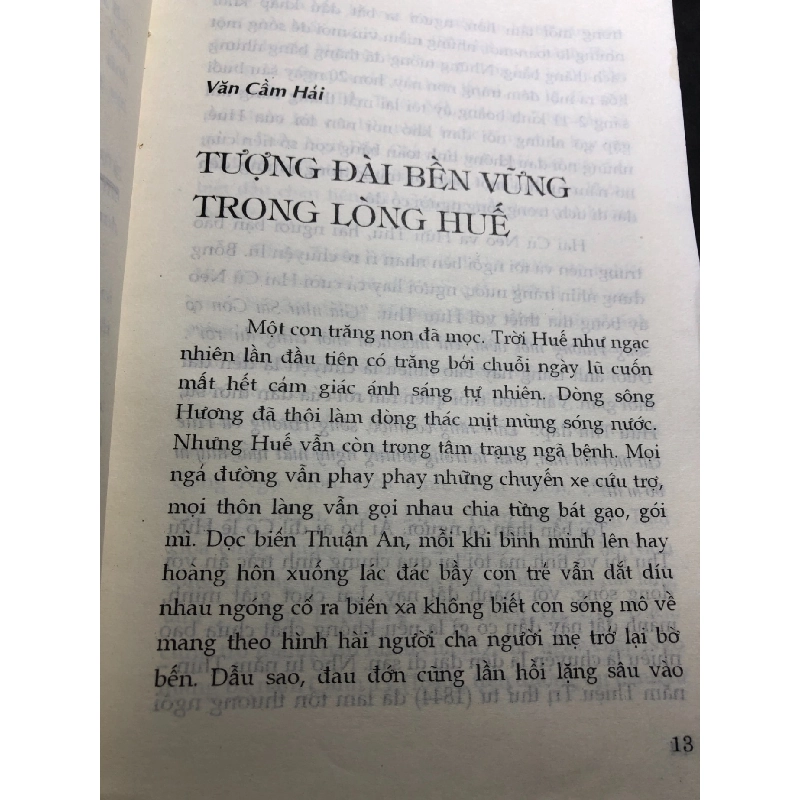 Hoa bông bạc và cơn lũ mới 70% ố vàng bẩn có dấu mộc và viết nhẹ trang đầu 2000 Nhiều tác giả HPB0906 SÁCH VĂN HỌC 914723