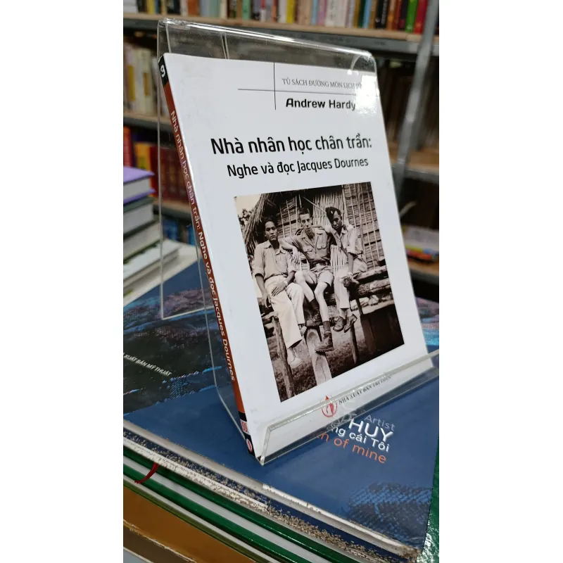 NHÀ NHÂN HỌC CHÂN TRẦN: NGHE VÀ ĐỌC JACQUES DOURNES 698305