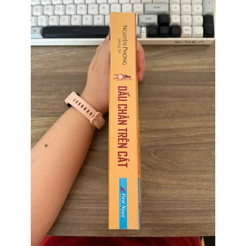 FREESHIP - DẤU CHÂN TRÊN CÁT - NGUYÊN PHONG 1004435