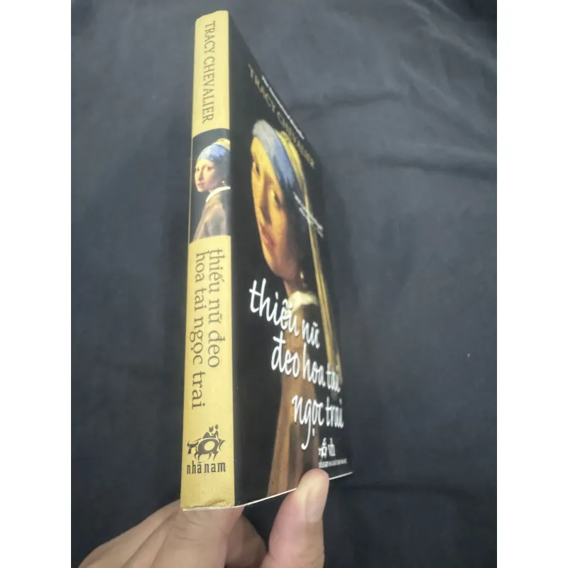 Thiếu nữ đeo hoa tai ngọc trai 1031832