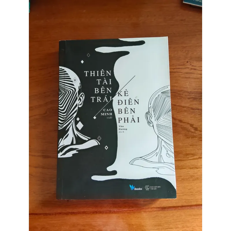 Thiên tài bên trái, kẻ điên bên phải 600945