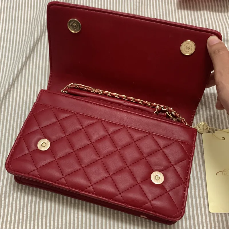 Túi xách dây đeo chéo dự tiệc da mềm màu đỏ đô chưa dùng còn nguyên tag 1019332