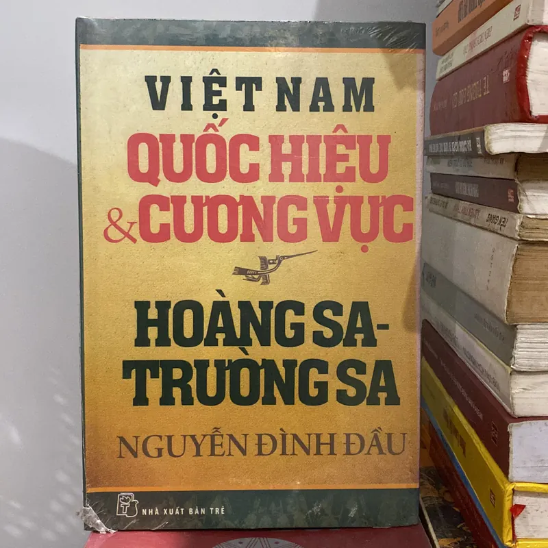 VIỆT NAM, QUỐC HIỆU & CUOWNH VỰC, HOÀNG SA- TRƯỜNG SA, sách nguyên seal chưa bóc nilon 598809