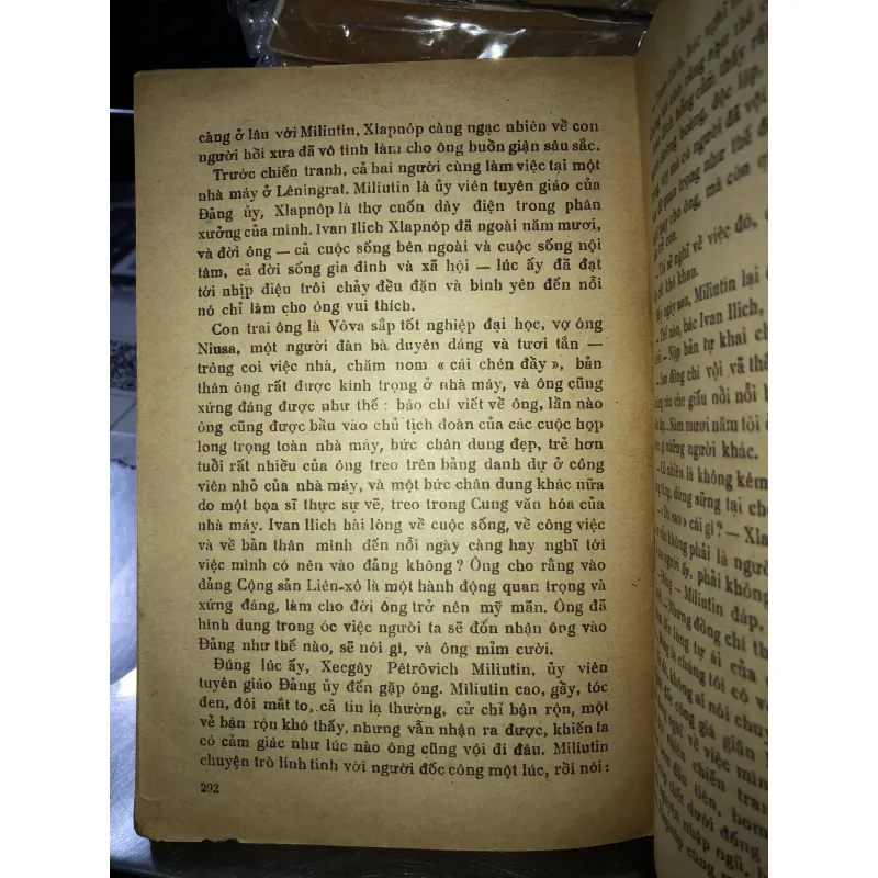 Một buổi tối tháng tư - Tạp truyện và bút ký về V.I.Lê-nin 786048