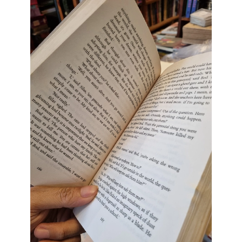 THE GRAVEYARD BOOK - Neil Gaiman 222287