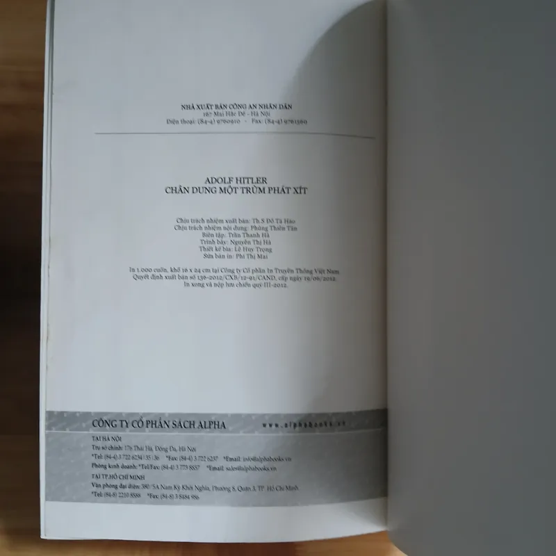 ADOLF HITLER Chân Dung Một Trùm Phát Xít - John Toland 714398