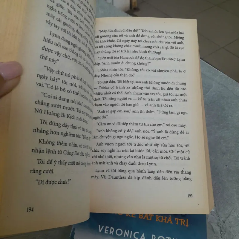 NHỮNG KẺ NỔI LOẠN, NHỮNG KẺ BẤT KHẢ TRỊ - VERONICA ROTH (HỒNG QUYÊN DỊCH) 759683