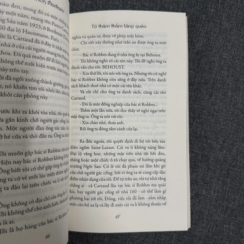 Từ thăm thẳm lãng quên, Ở quán cà phê của tuổi trẻ lạc lối - Patrick Modiano 755423
