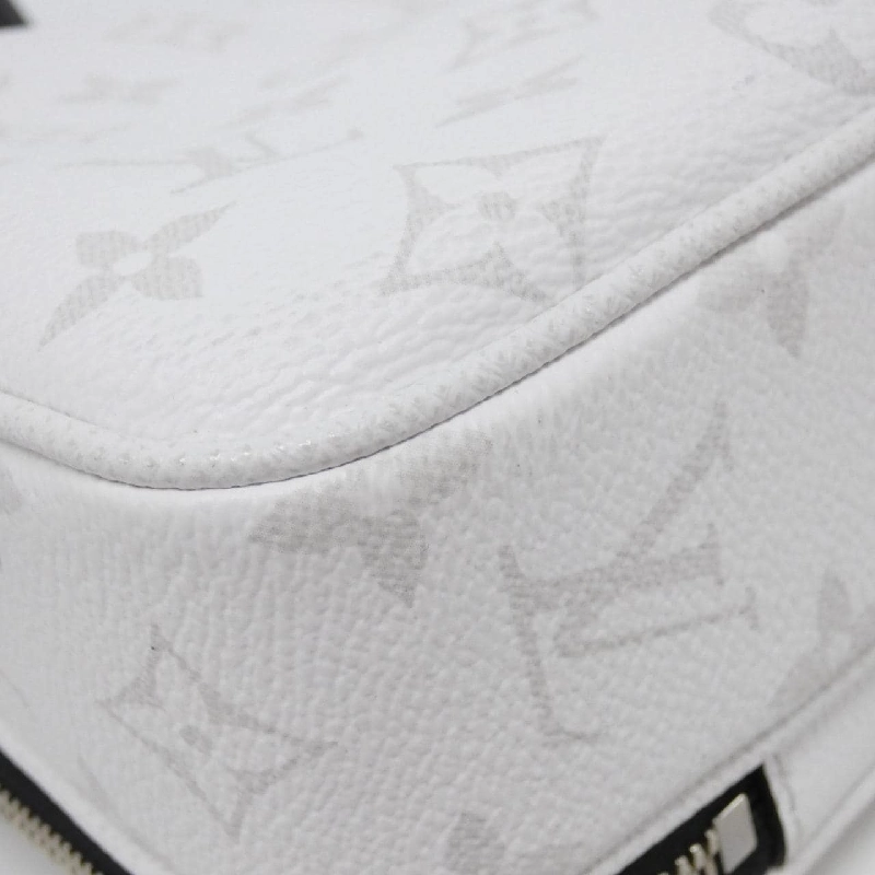 Túi đeo chéo Louis Vuitton Taiga Lama Alpha Messenger M31069 - Hàng hiệu Chính hãng 767012