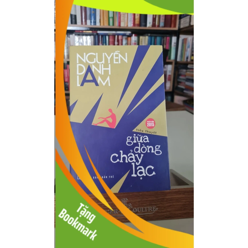 (TẶNG BOOKMARK) Giữa dòng chảy lạc - Nguyễn Danh Lam Sách văn học RBK0302 944437