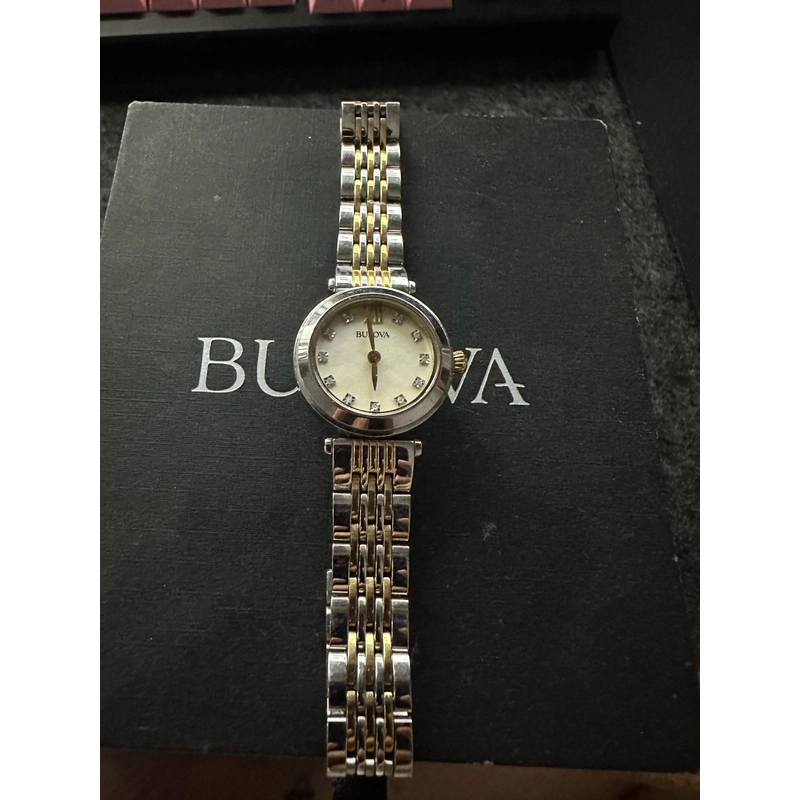 Đồng hồ bulova full box+ tem. Mình mua về nhưng chưa đeo do chưa cắt dây. 357329