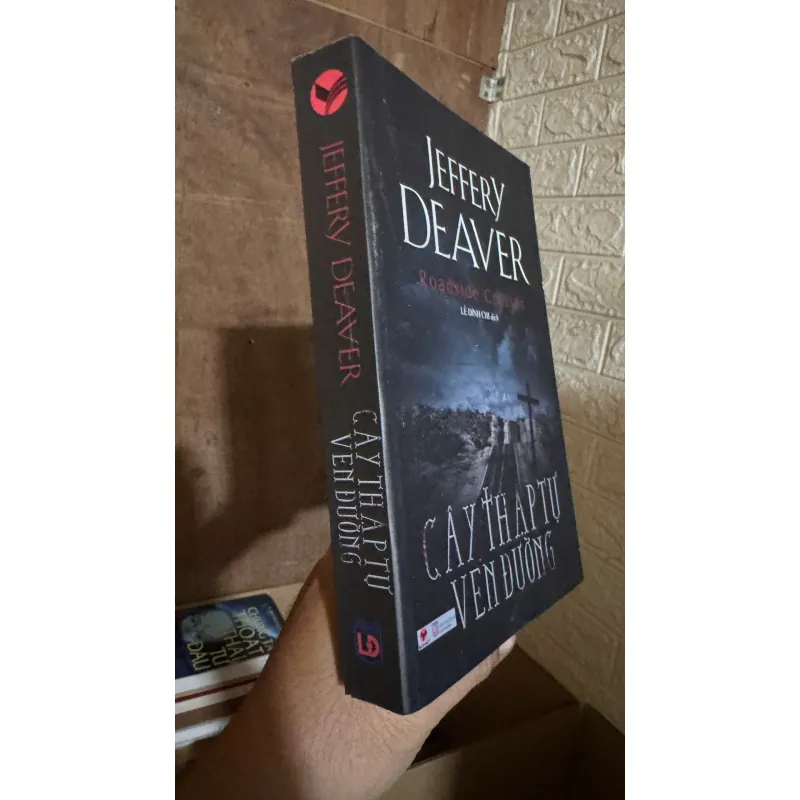 Trinh thám Cây thập tự ven đường 721121