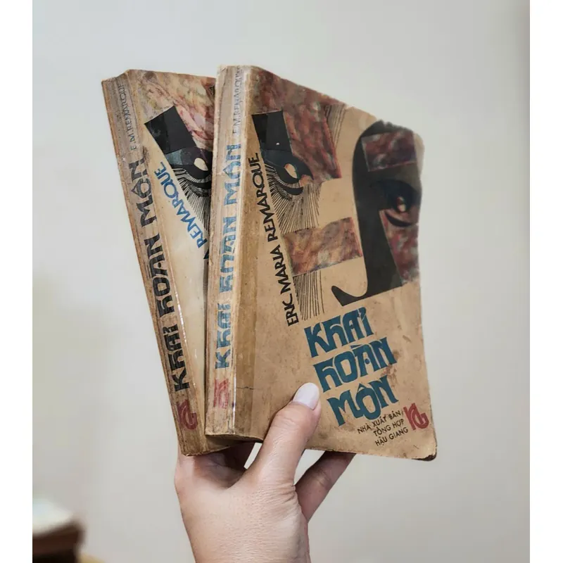 Trọn bộ 2 tập tiểu thuyết KHẢI HOÀN MÔN, nhà văn Erich Maria Remarque 705069