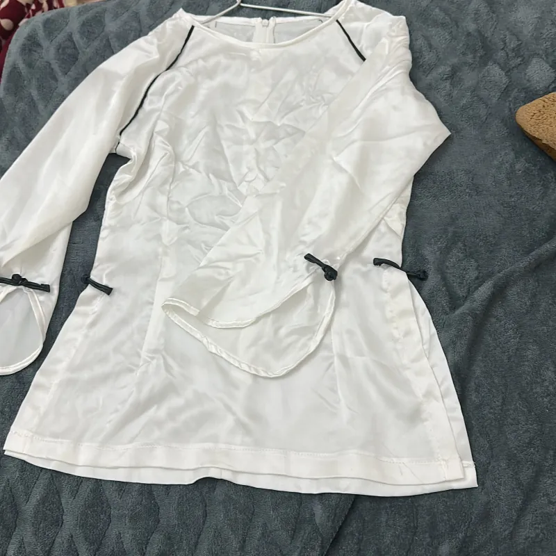 Áo lụa bà ba, size s, màu trắng 1025253