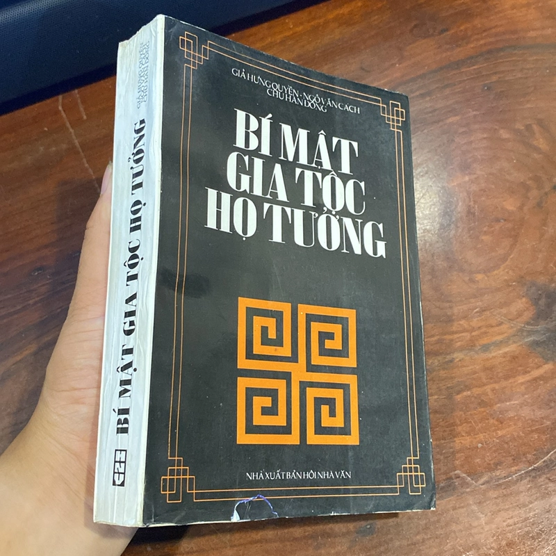 BÍ MẬT GIA TỘC HỌ TƯỞNG (XB 1998) 508165