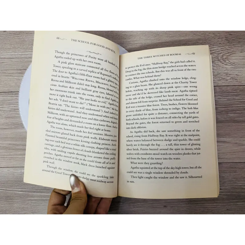 [Sách 2hand từ US] Like new 90% - The School for Good and Evil – Soman Chainani 991516