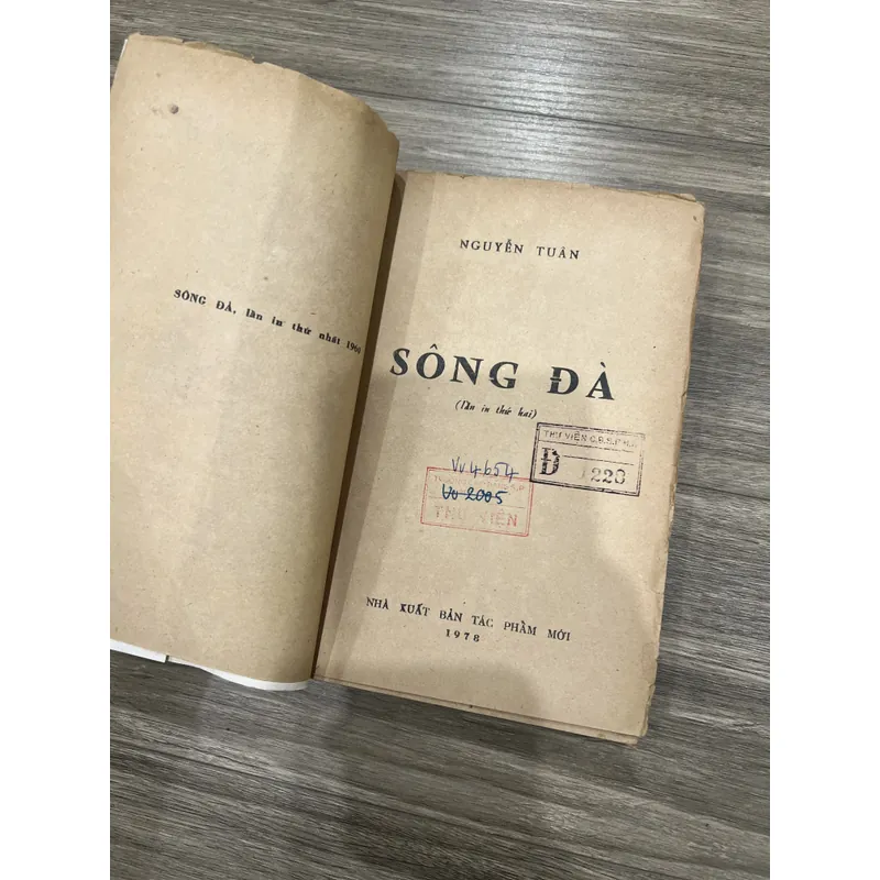 Combo 2 cuốn nổi tiếng của Nguyễn Tuân  707202