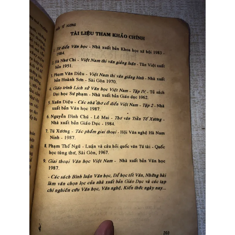 Tủ sách văn học trong nhà tường Trần Tế Xương 937135