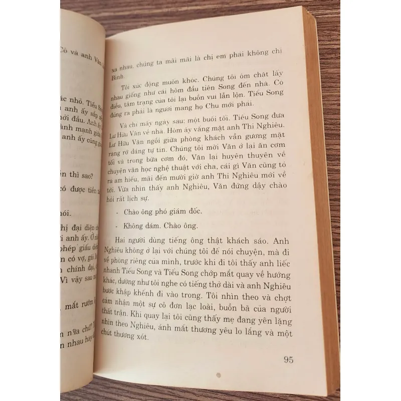 Tiểu thuyết BÊN DÒNG NƯỚC (Quỳnh Dao) - 323 trang 778224