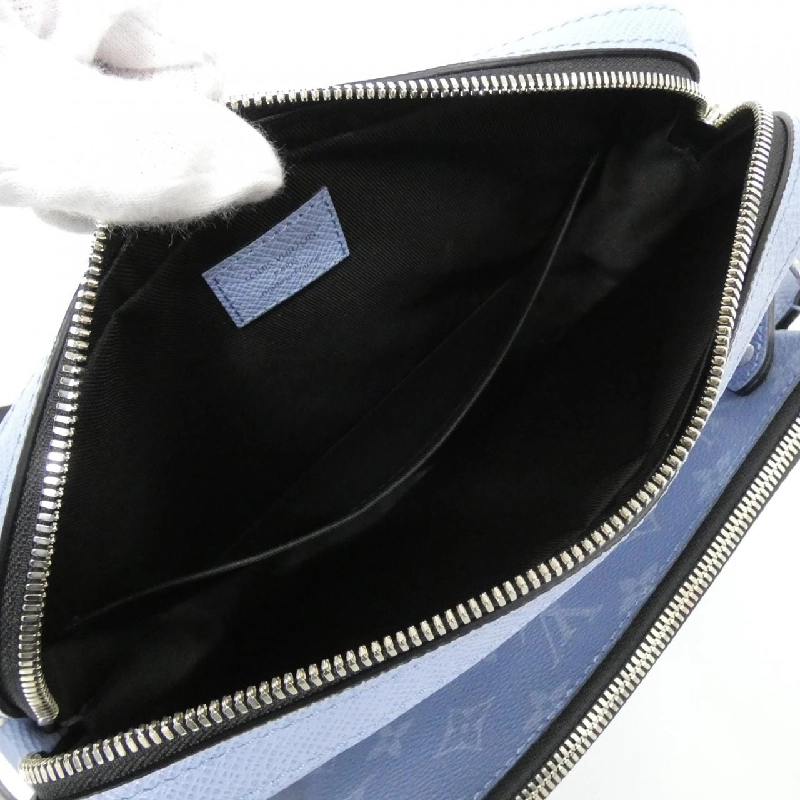 Túi messenger Louis Vuitton Taiga Lama Trio M14069 614693