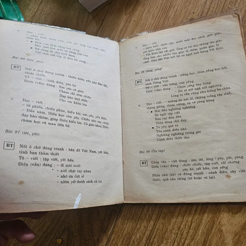 Giúp con em học tiếng Việt 1 (bìa bị rách vài chỗ, ố vàng nặng)
 757842