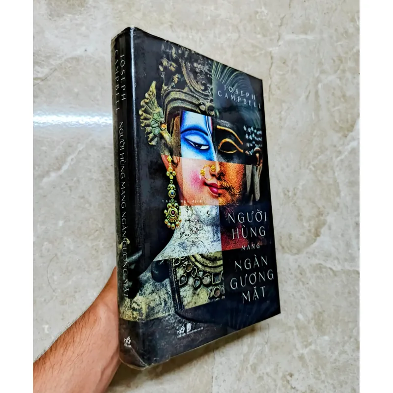 NGƯỜI HÙNG MANG NGÀN KHUÔN MẶT 717957