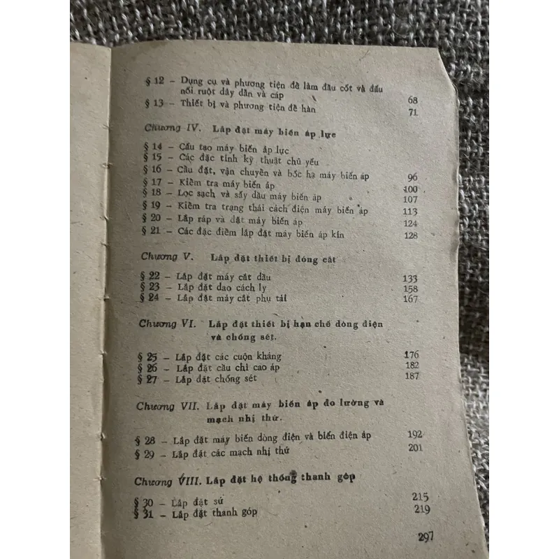 Lắp đặt thiết bị phân phối điện trong xí nghiệp công nghiệp; M.S. Juvôp - B.A. Delibas. 1024488