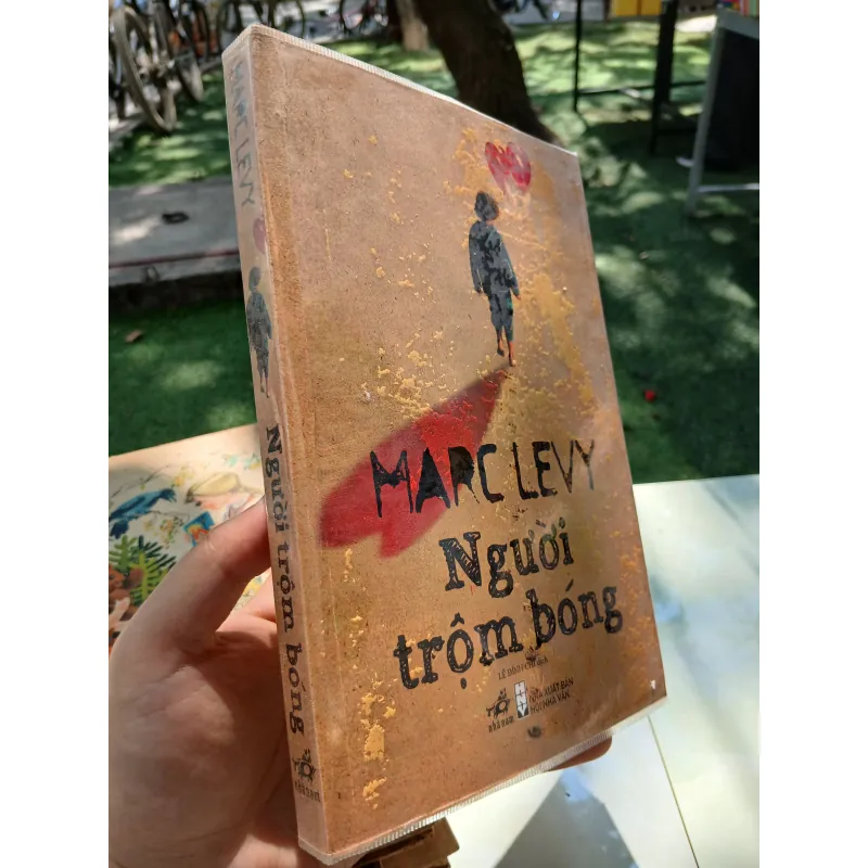 NGƯỜI TRỘM BÓNG - MARC LEVY (Lê Đình Chi dịch) 1002283