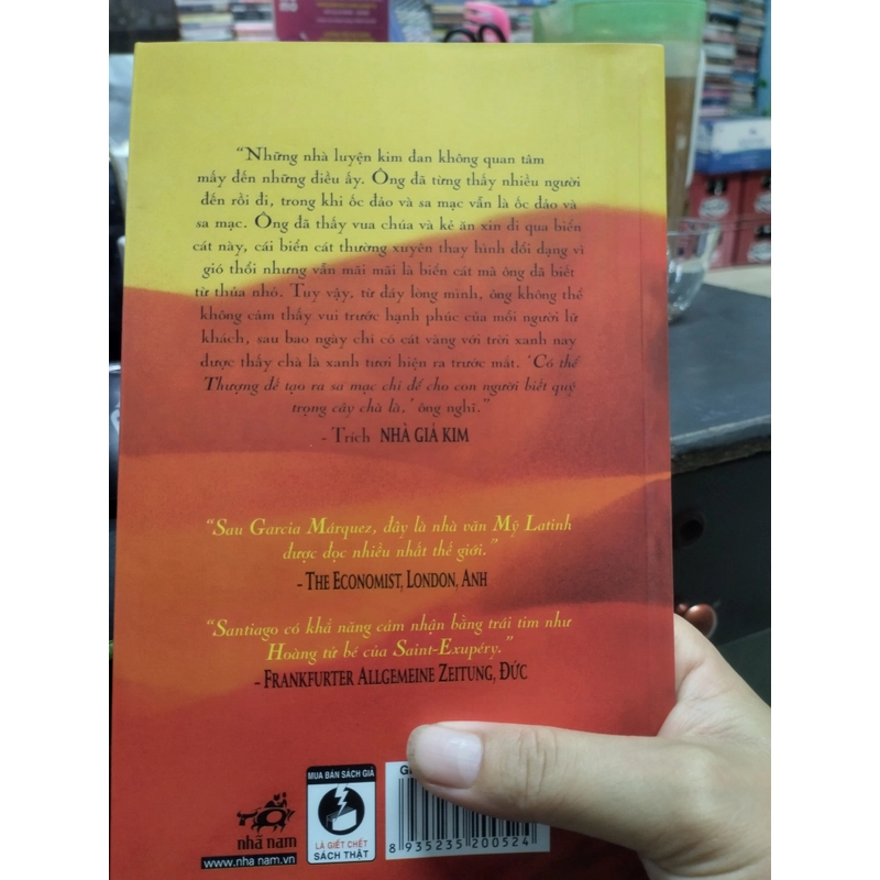 tiểu thuyết "Nhà Giả Kim" của nhà văn Paulo Coelho.  496636