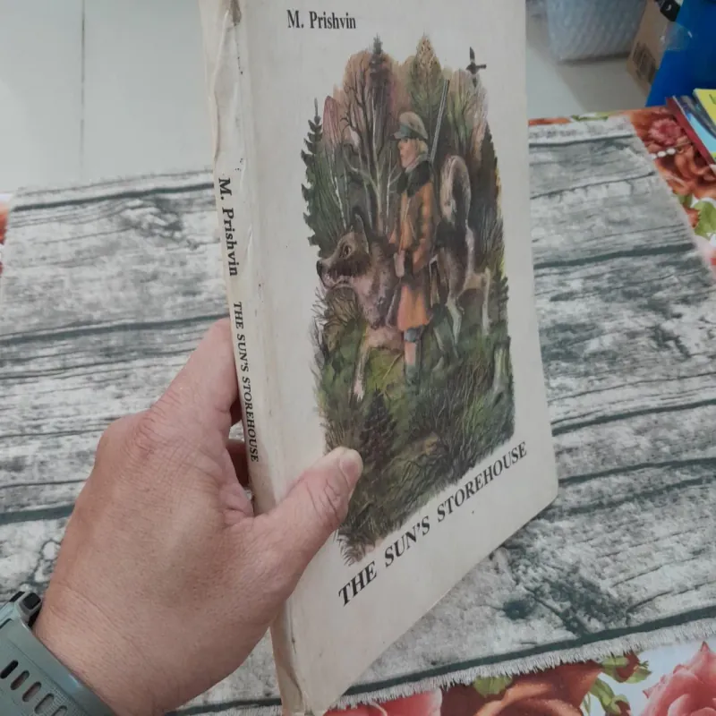 Sách truyện màu tiếng Anh khổ lớn. THE SUN'S STOREHOUSE. 3TH print 1981 in tại Nga 758698