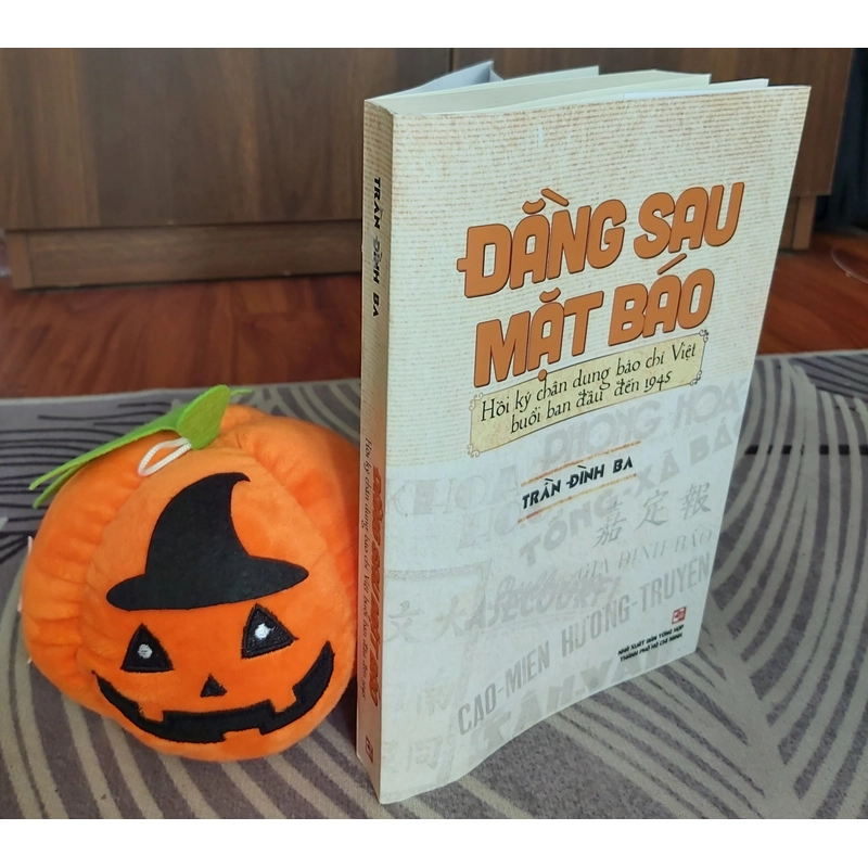 Đằng sau mặt báo 533953