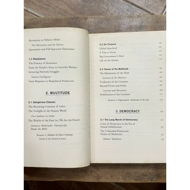 Multitude: War and Democracy in the Age of Empire - Michael Hardt & Antonio Negri 729009