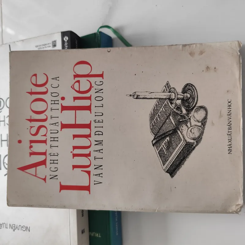"Nghệ thuật thơ ca" (Poetics) của Aristote . "Văn tâm điêu long" của Lưu Hiệp 575576