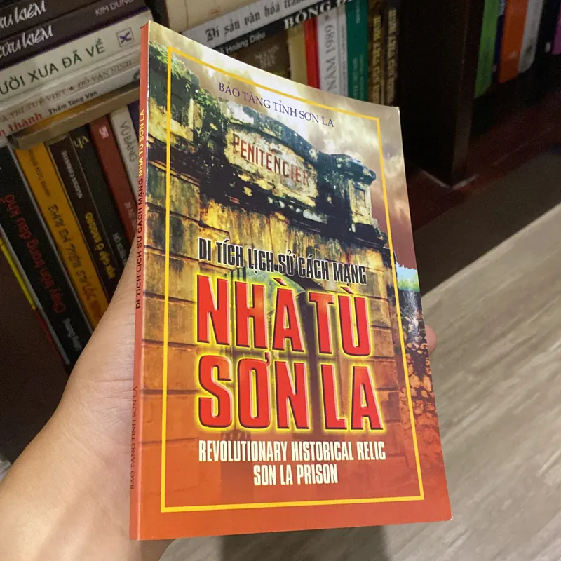 DI TÍCH LỊCH SỬ CÁCH MẠNG NHÀ TÙ SƠN LA, sách song ngữ Việt Anh (XB 2009) 597053