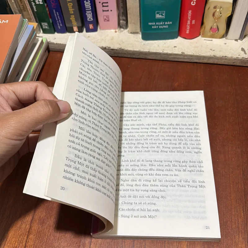 II Văn Học: Trân Trọng Một Con Người Huyền Thoại - Nguyễn Quang Hà - 2003 785616