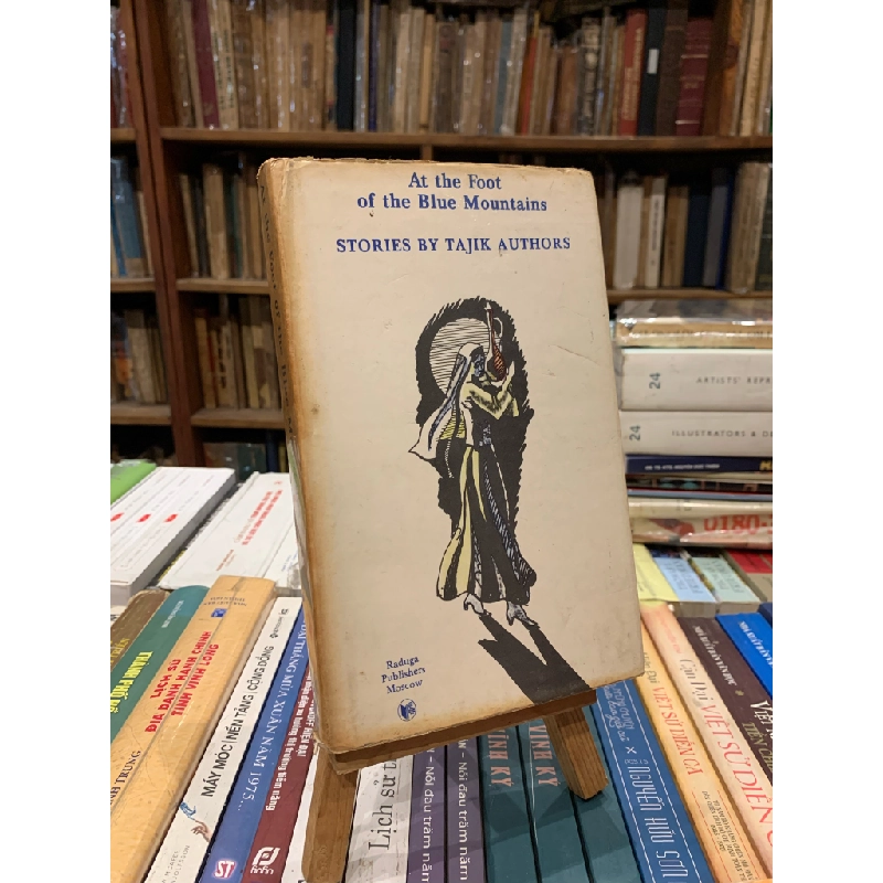AT THE FOOT OF THE BLUE MOUNTAINS: STORIES BY TAJIK AUTHORS 360743