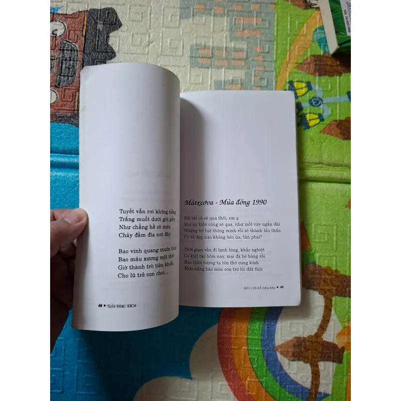 Bên cửa sổ máy bay 795771