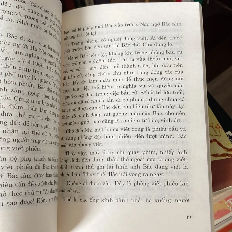 CHUYỆN VỚI NGƯỜI CHÁU GẦN NHẤT CỦA BÁC HỒ (XB 2001) 697965