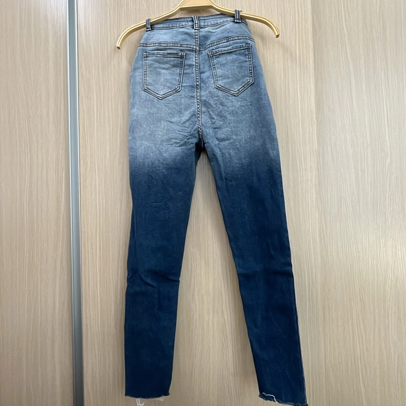 Quần jeans loang màu rách gối 377420