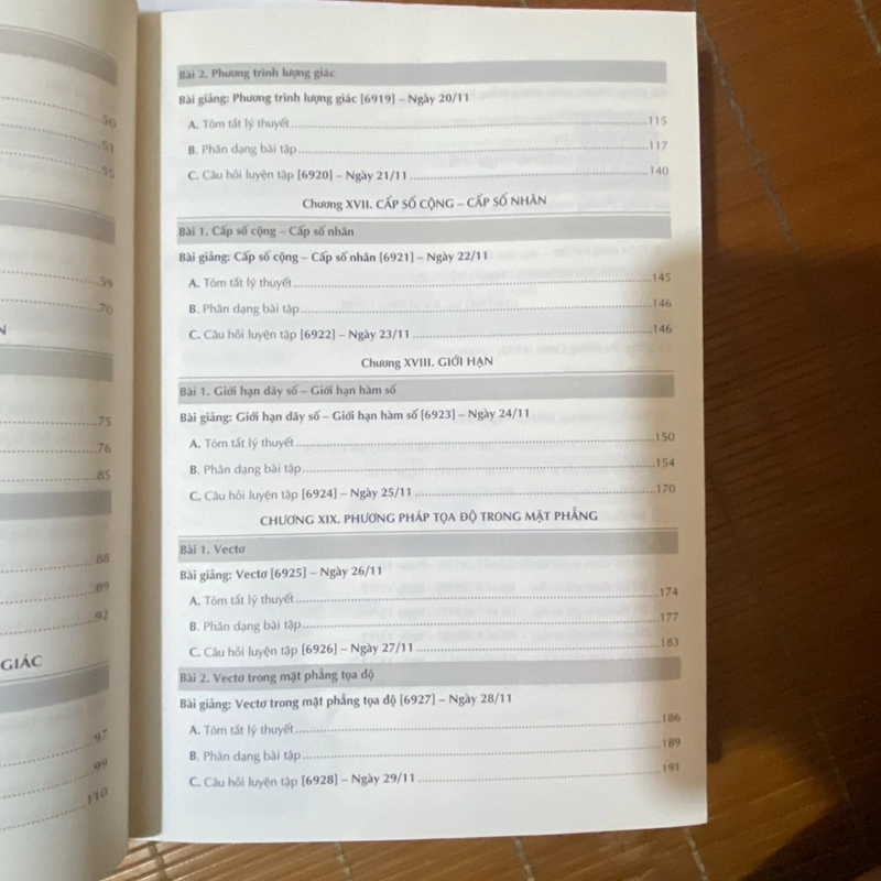 Combo tổng ôn toán học moon book (có đáp án, lời giải, video chi tiết) 447183