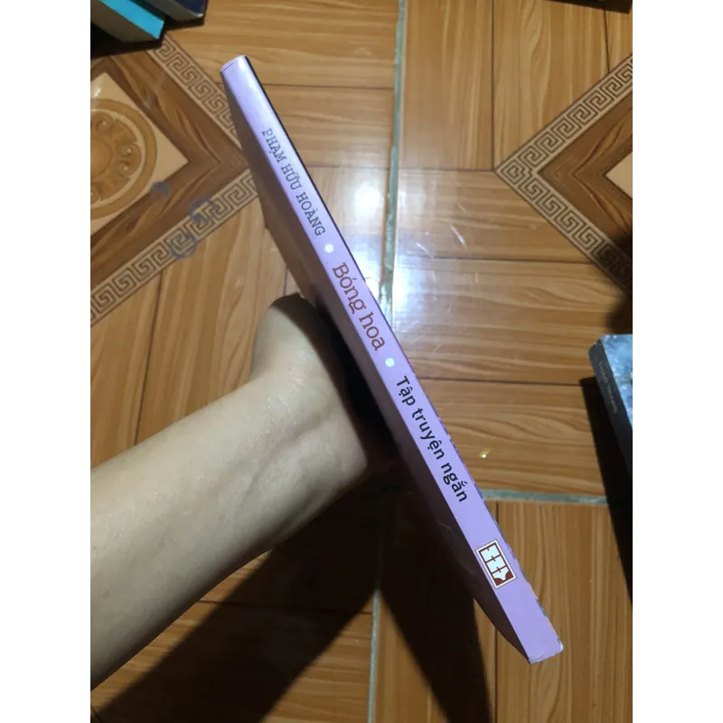 Tập truyện ngắn - Bóng Hoa - có chữ kí của tác giả - chỉ in 400 bản 713946