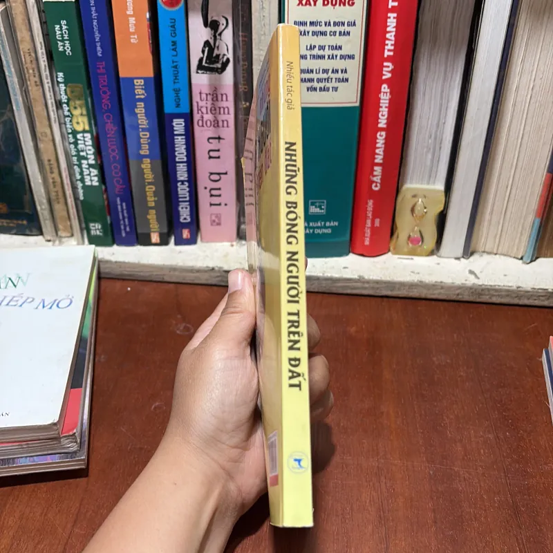 II Văn Học: Những Bóng Người Trên Đất - Nhiều Tác Giả - 2009 785605