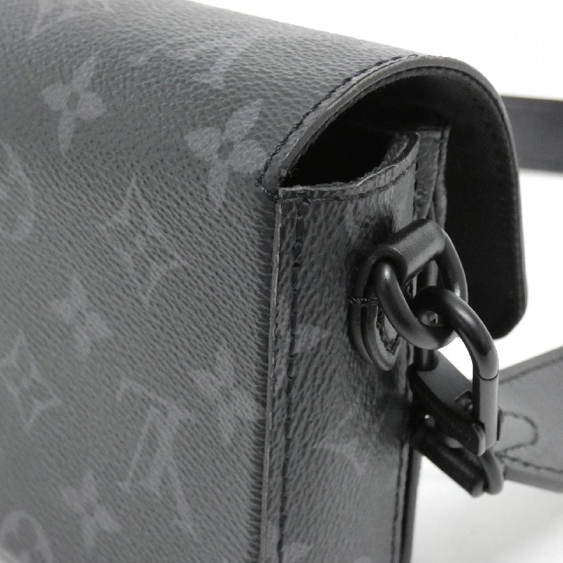 Túi đeo vai Louis Vuitton Monogram Eclipse Montsouris Wearable Wallet M83567 612778