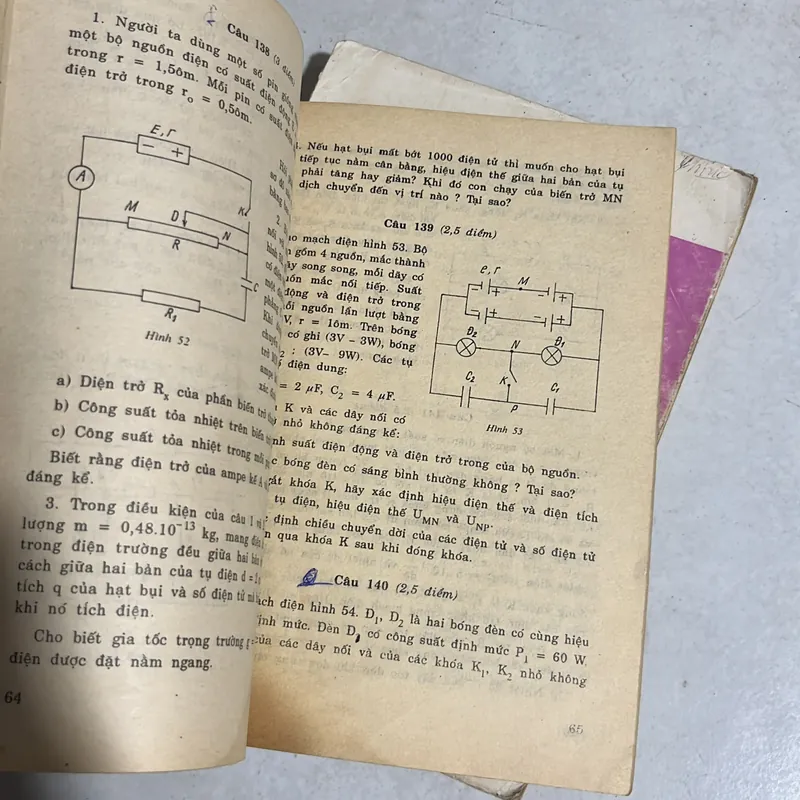 Đề thi tuyển sinh vào đại học, cao đẳng hệ đào tạo tại chức Môn Vật Lý - 1993s (2 quyển) 595542