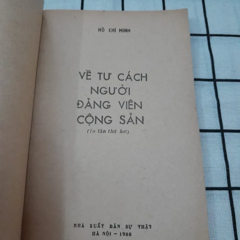 Tác giả HỒ CHÍ MINH- Về TƯ CÁCH người Đảng viên Cộng Sản. Nxb Sự Thật năm 1988 970853