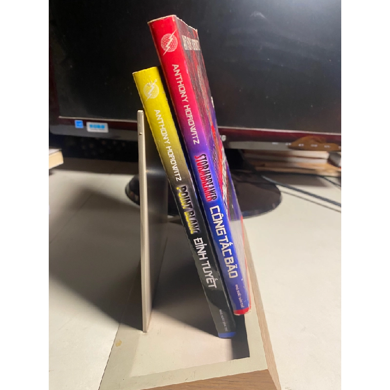 Cuộc phiêu lưu của Alex Rider gồm hai phần: Công Tắc Bão- Đỉnh Tuyết -Tác giả Tác giả: Anthony Horowitz -NXB Trẻ 2006-2007 -Sách lưu kho mới 90%- Thể loại truyện Phiêu Lưu ,Thám Hiểm 443746