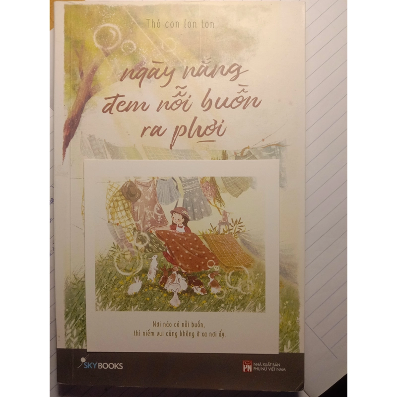 Sách: Ngày Nắng Mang Nỗi Buồn Ra Phơi. Thể loại: Tản văn. Tình trạng sách: mới 90% 203046