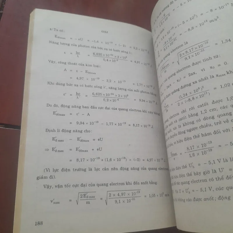 180 bài toán QUANG LÝ & VẬT LÝ HẠT NHÂN 931053