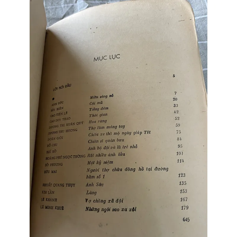 Truyện ngắn Việt Nam 1945-1985, sách khổ lớn , mọt ăn ít trang không ảnh hưởng chữ  795552