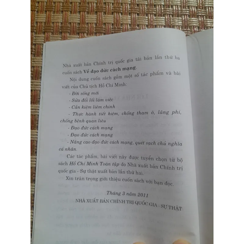 VỀ ĐẠO ĐỨC CÁCH MẠNG  735922